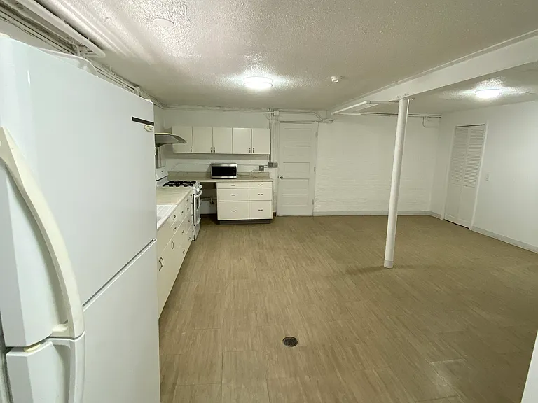5104 W Cornelia Ave #BASEMENT — Photo 4