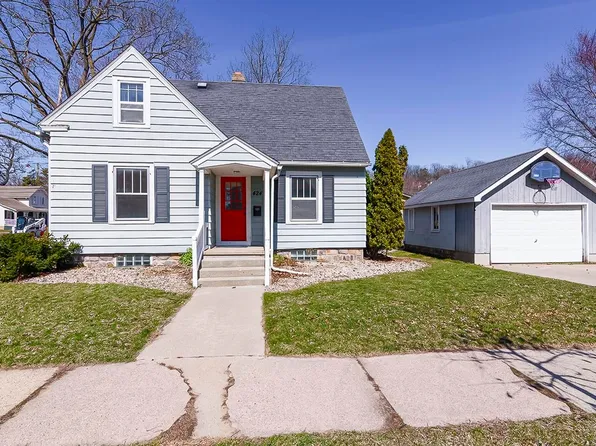 424 7th St, Baraboo, WI 53913