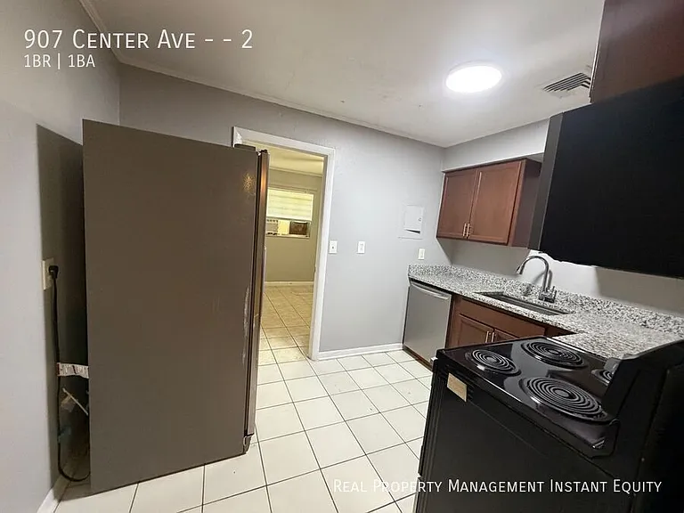 907 Center Ave #2 — Photo 5