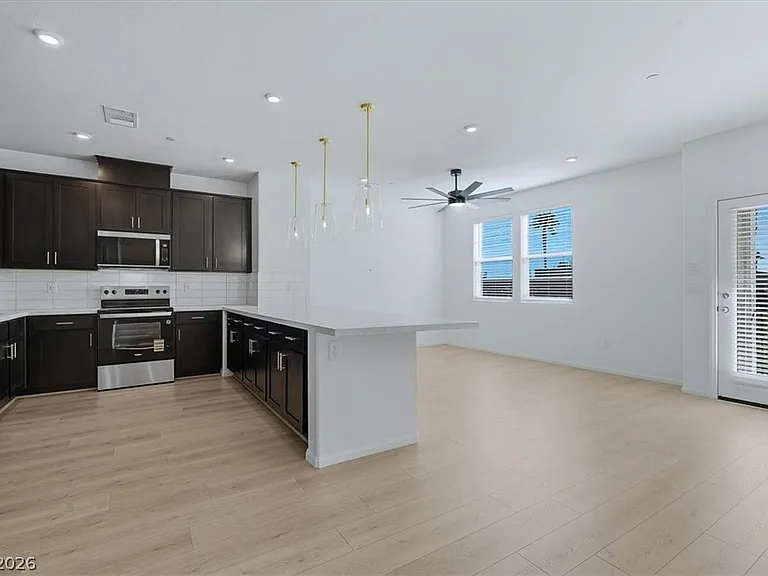 8667 Luxuriant Ave — Photo 2