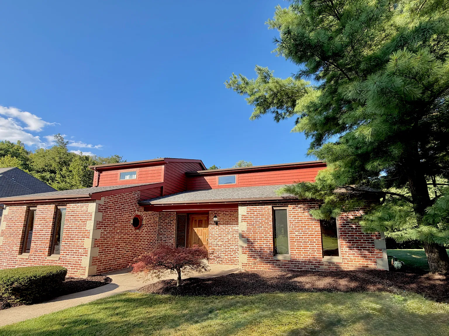 4 bed, 3828 sqft, $4,390 — Photo 3