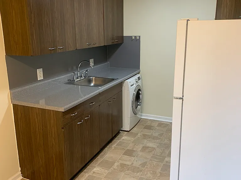 Silver Pines Apartments — Photo 28