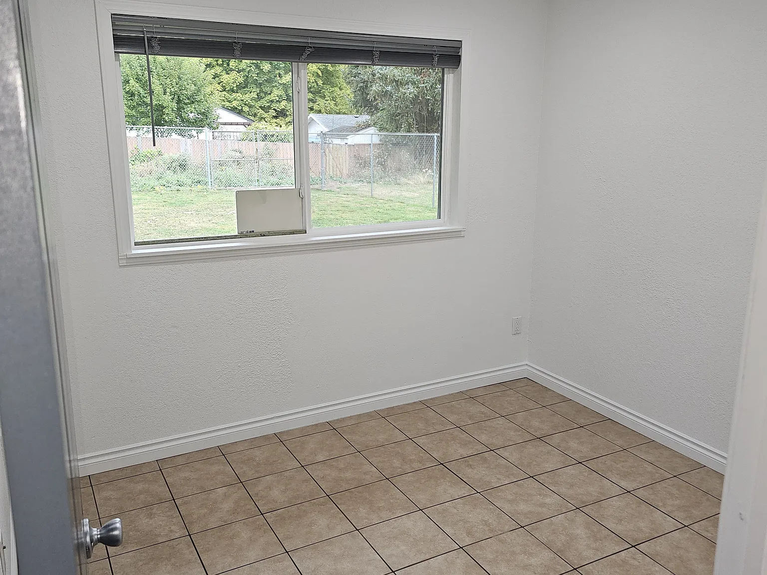 3 bed, 1084 sqft, $2,460 — Photo 3
