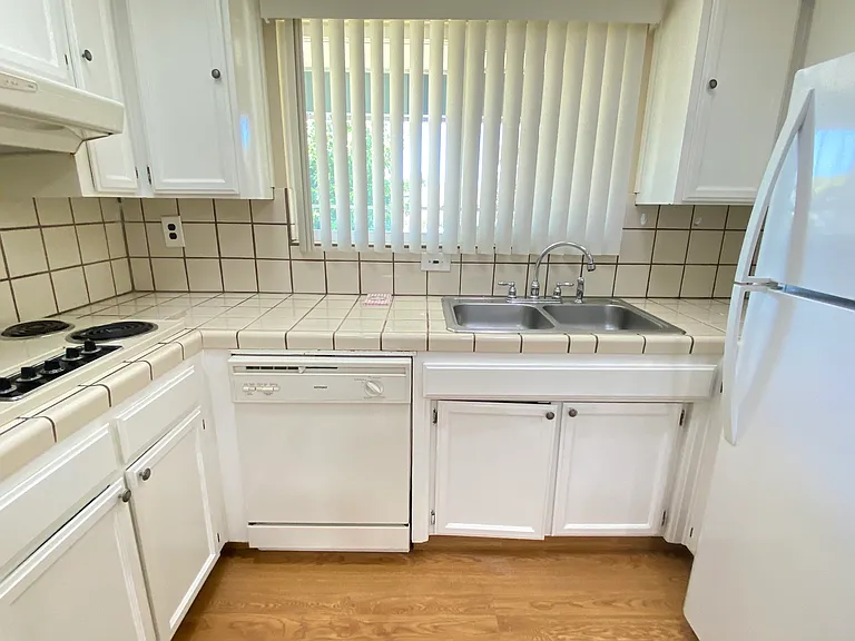 662 Catalina Dr — Photo 36