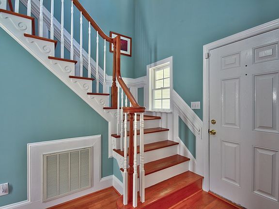 Foyer, w hardwood floors