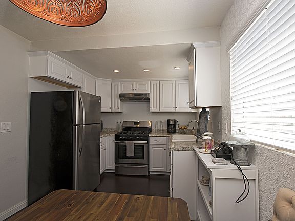 5th image of 3089 Gladstone St APT 2