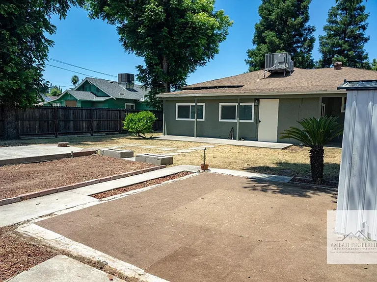 1136 E Griffith Way — Photo 30
