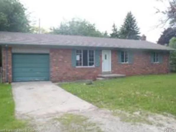 13639 Grandview Dr, Gibraltar, MI 48173