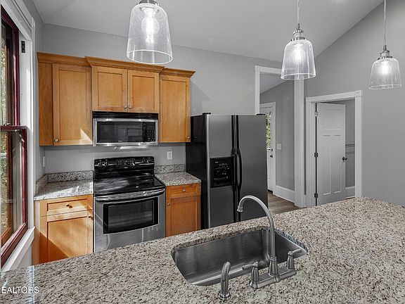 3rd image of 1815 Highland Ave