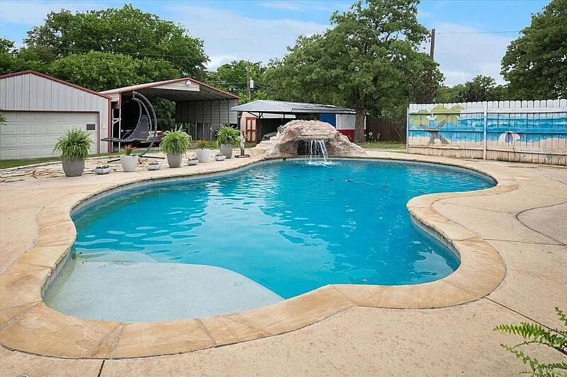 5 bed, 3.5 bath, 2730 sqft, $3,200 — Photo 2