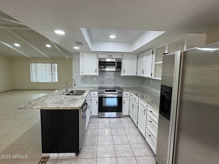 5502 W Frier Dr — Photo 5