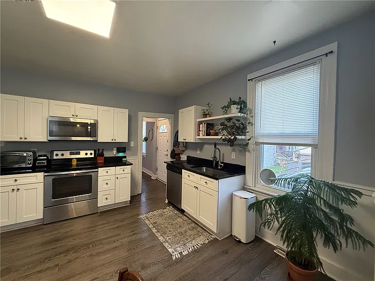 907 Spring Way — Photo 4