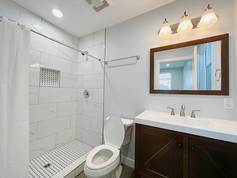 2641 S Budlong Ave — Photo 13
