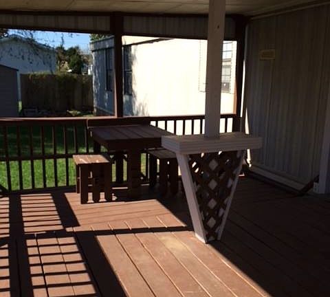 nice deck & porch area with ramp