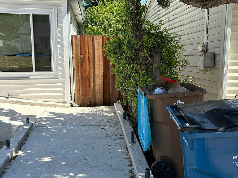 1330 Vine Ave — Photo 2