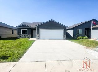 1913 E Prairie View Dr, Garden City, KS 67846