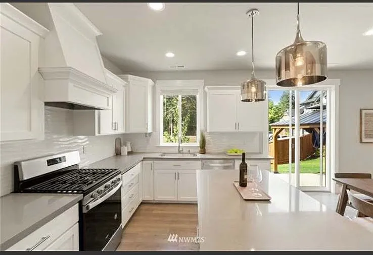 4 bed, 3.5 bath, 2469 sqft, $3,395 — Photo 3