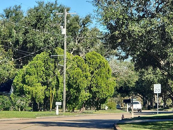 4th image of 704 Falling Leaf Dr