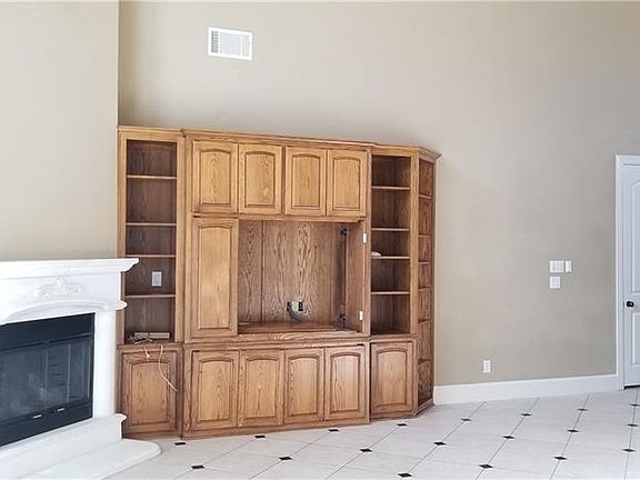 5th image of 2802 Fountain View Blvd