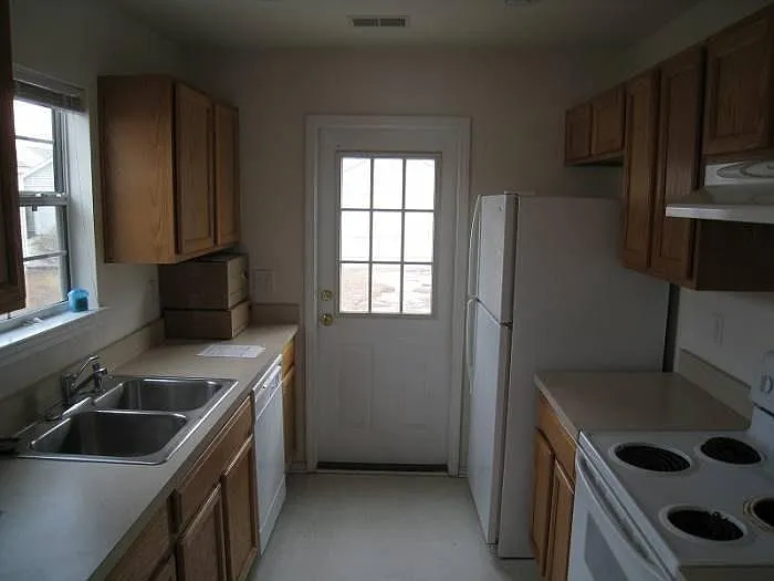 3 bed, 1253 sqft, $1,995 — Photo 2