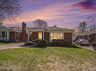 1855 Prestwick Rd, Grosse Pointe Woods, MI 48236