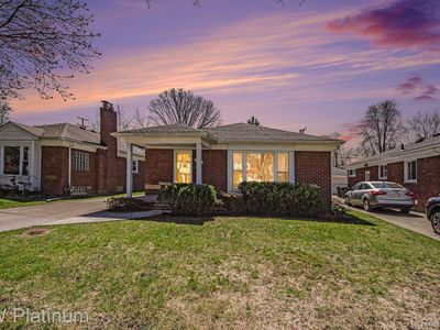 1855 Prestwick Rd, Grosse Pointe Woods, MI, 48236