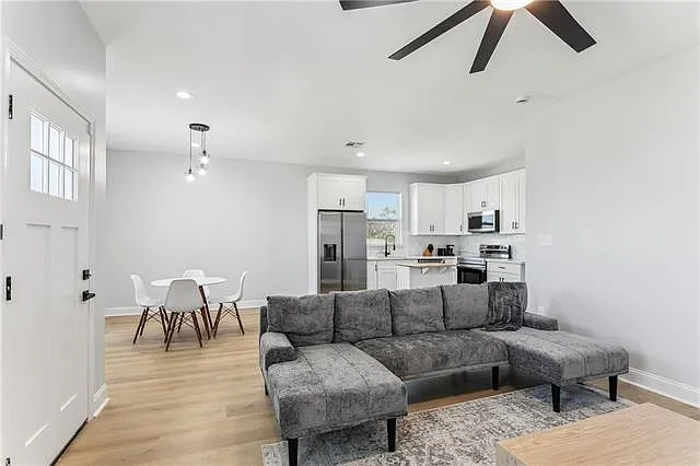 3 bed, 2.0 bath, 1100 sqft, $1,750 — Photo 3