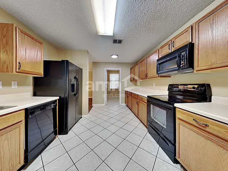 1404 Sunflower Ct — Photo 3