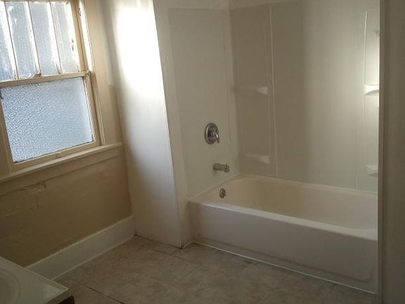 5th image of 1130 W 11th St
