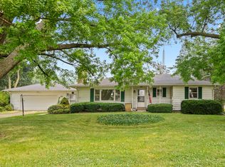 207 Maplewood Dr, Sycamore, IL 60178