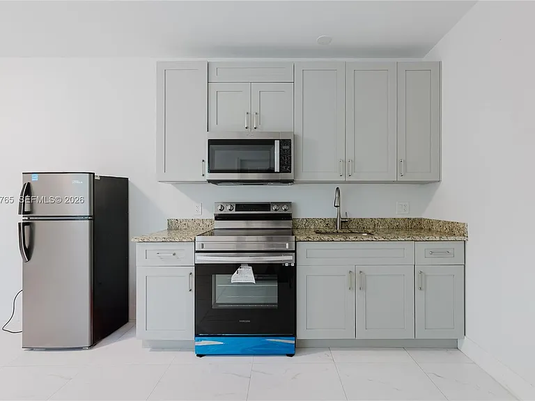 2621 SW 12th Ter — Photo 3