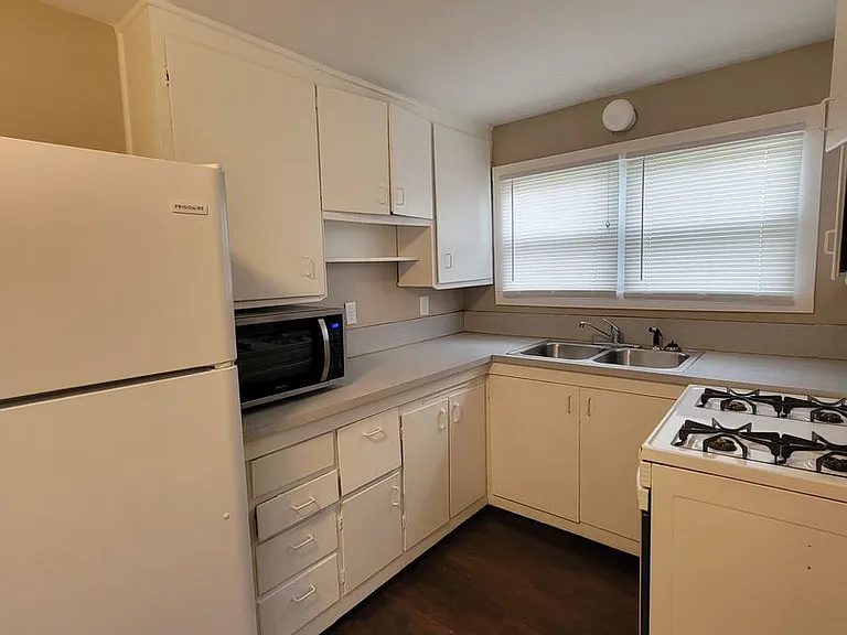 2109 Charles St — Photo 2