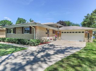 1416 E Small Ln, Mount Prospect, IL 60056