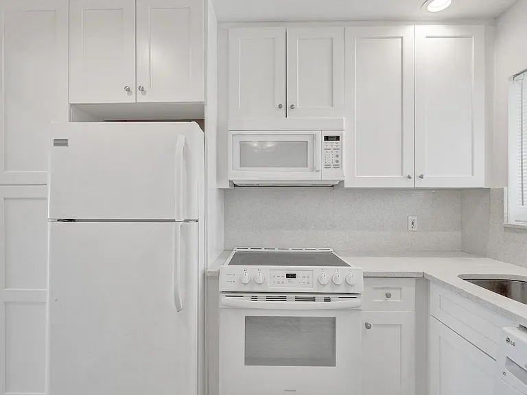 2311 NE 36th St #2F — Photo 7