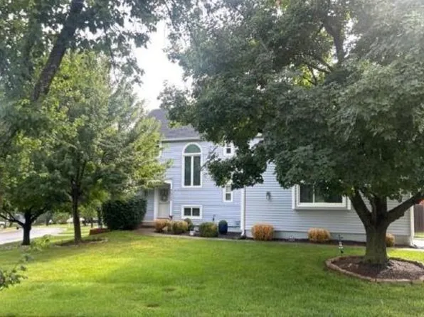 8821 W 115th Ter, Overland Park, KS 66210
