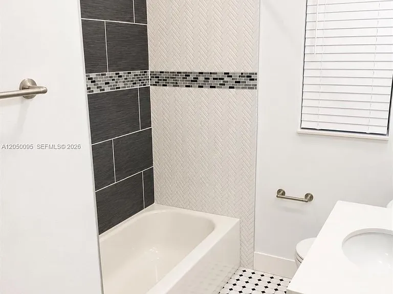 1039 NE 17th Ave — Photo 5
