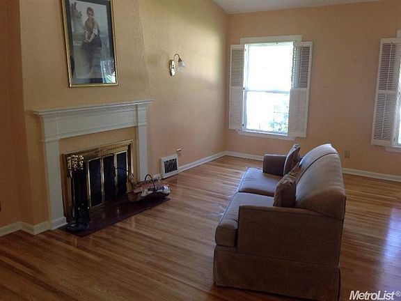 3rd image of 524 Garden St