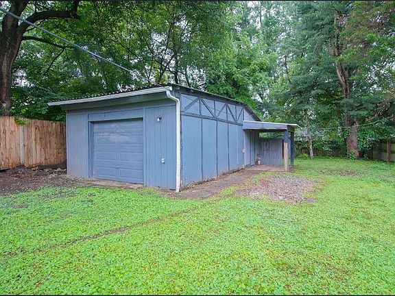 5th image of 2414 Clarendon Ave