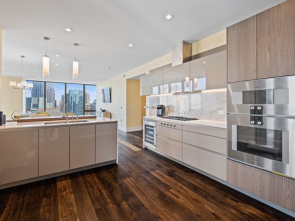 4th image of 363 E Wacker Dr #2702