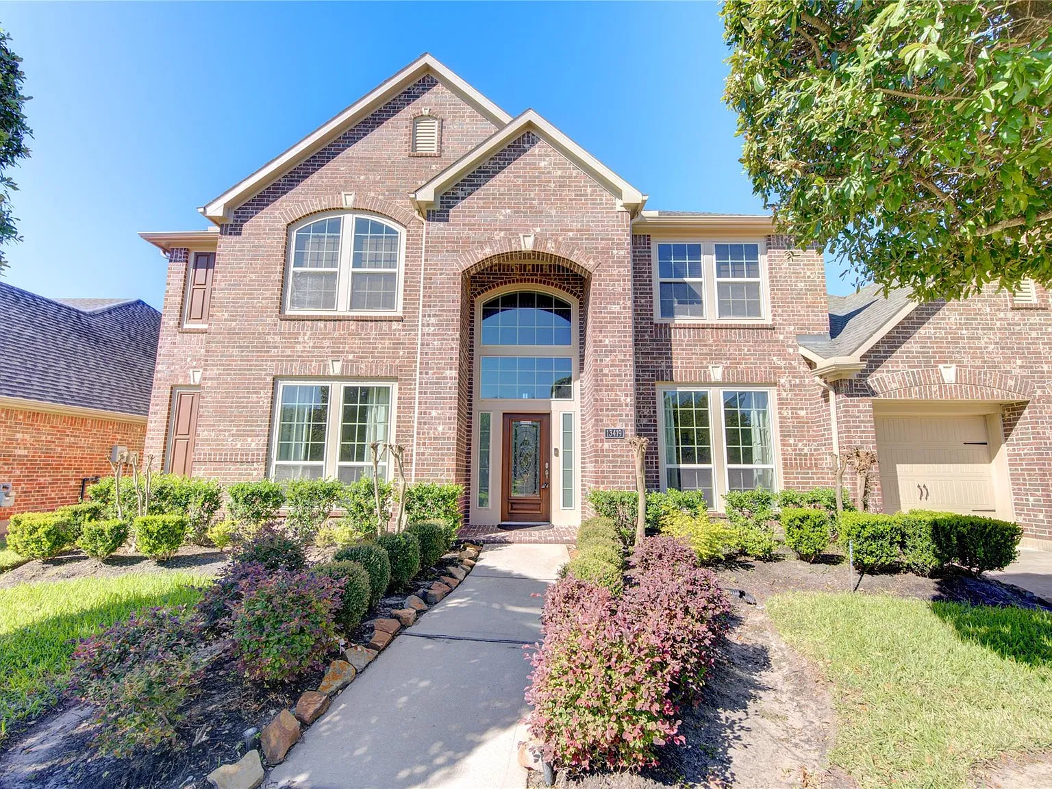 5 bed, 4.5 bath, 4253 sqft, $3,900 — Photo 2