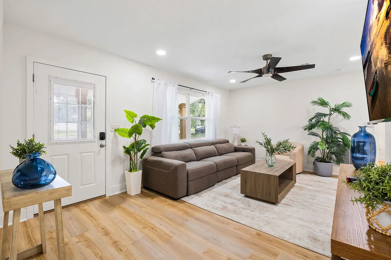 3 bed, 1.0 bath, 1076 sqft, $3,715 — Photo 1