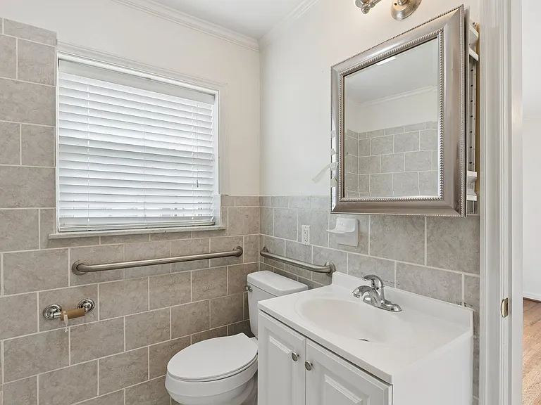 1108 Larchmont Ln — Photo 34