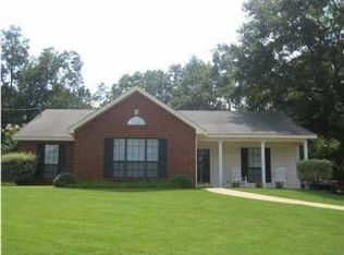 185 Gardendale Dr, Deatsville, AL 36022