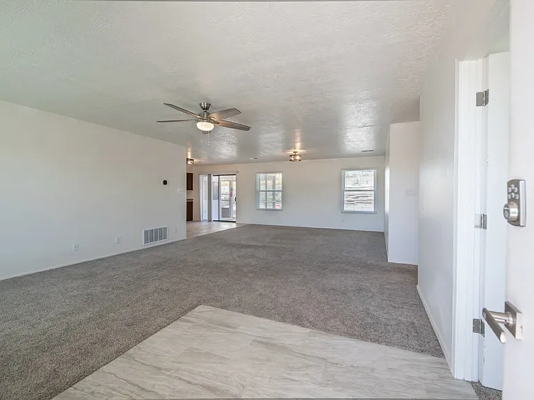 409 Longwood Dr NE — Photo 17