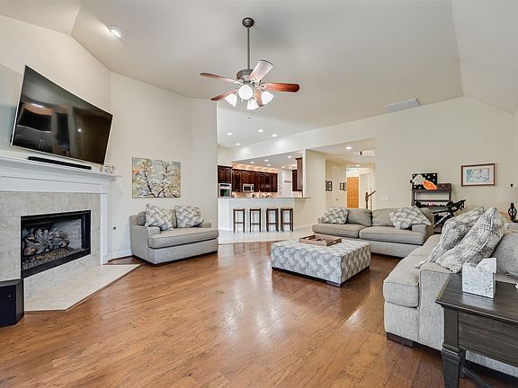 5th image of 208 Stanford Ct