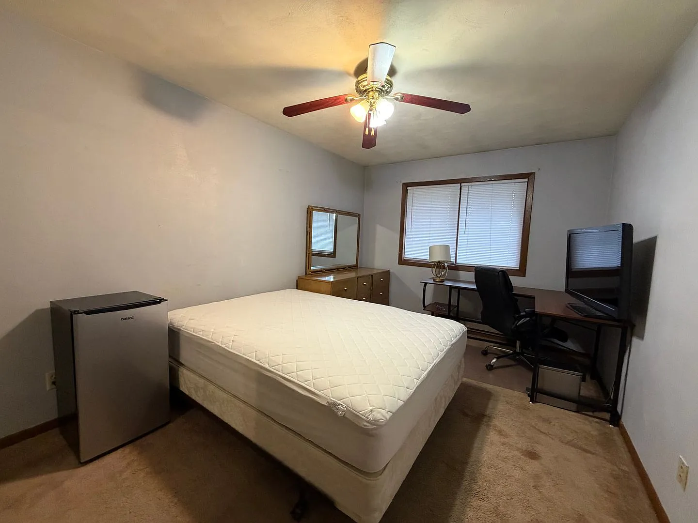 Large 3-Bedroom Apartment with Bonus Room Near UW-La Crosse — Photo 4