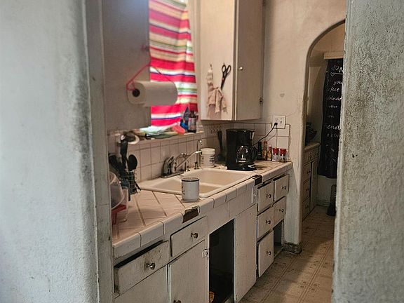 3rd image of 123 Douglas St