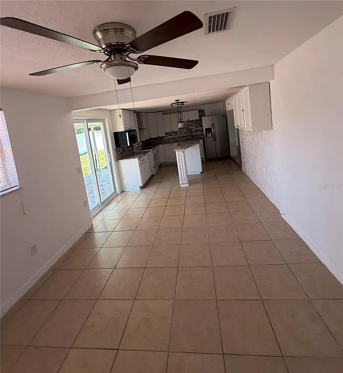 3 bed, 3.0 bath, 1481 sqft, $2,100 — Photo 2