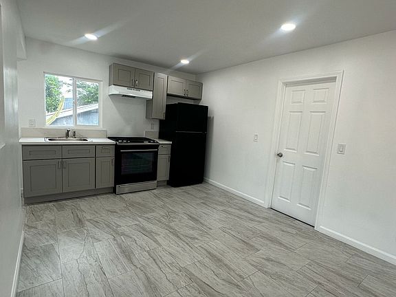 4th image of 2463 Wabash Ave