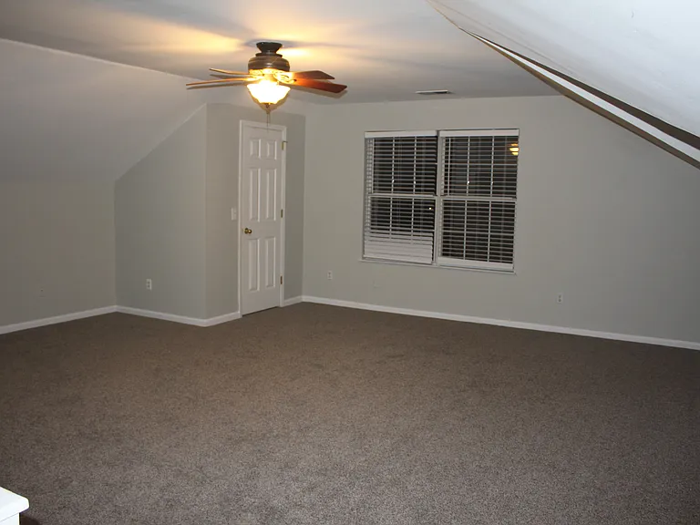1018 Glastonbury Dr — Photo 14